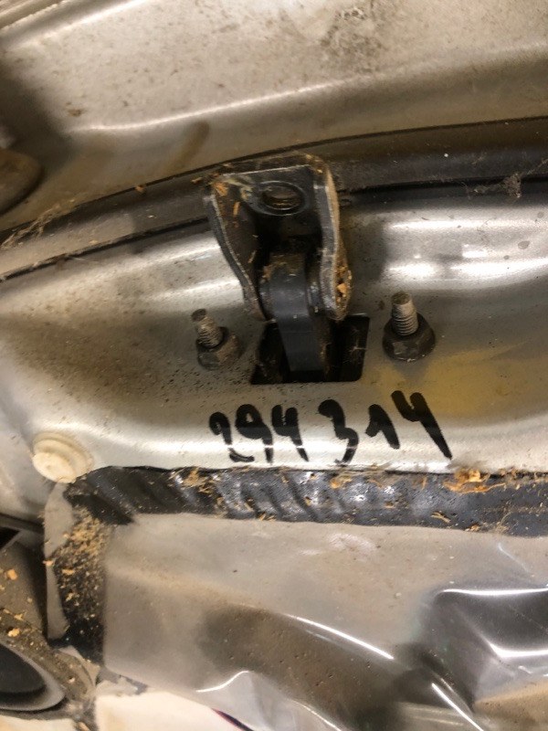 Ограничитель двери передний правый TOYOTA AVENSIS 03-08 68610-05040 Б/У