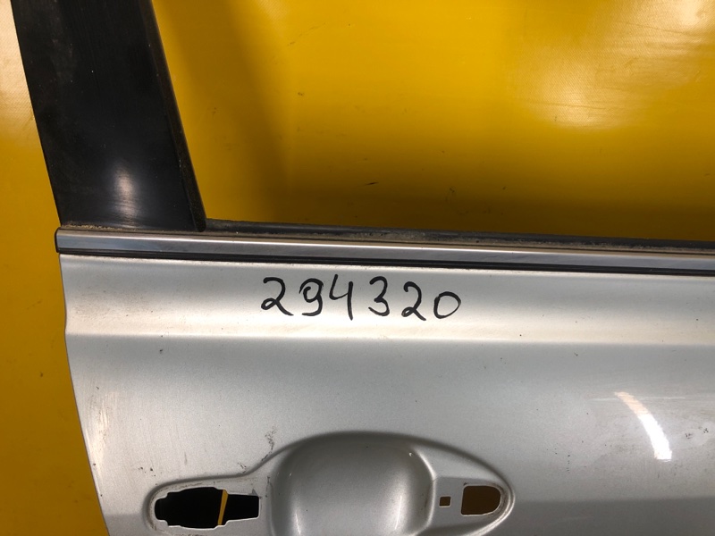 Дверь передняя правая AVENSIS 03-08