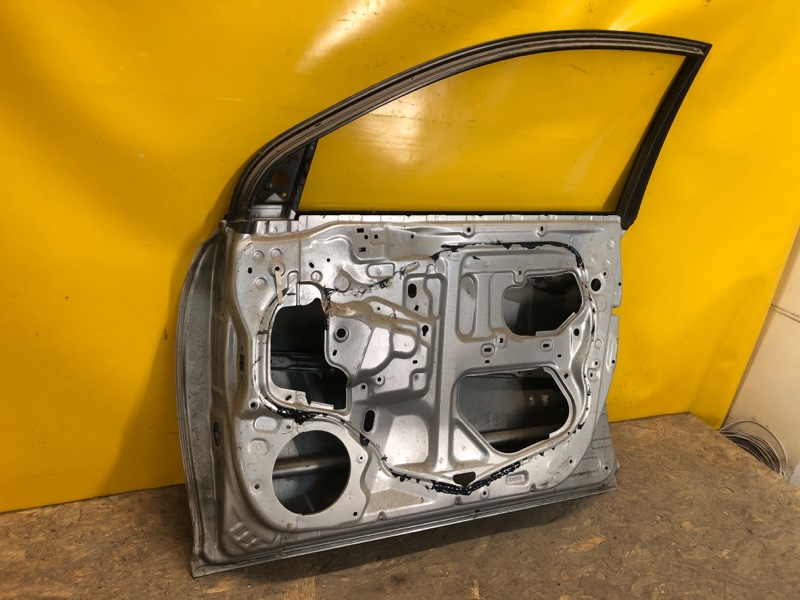 Дверь передняя правая AVENSIS 03-08