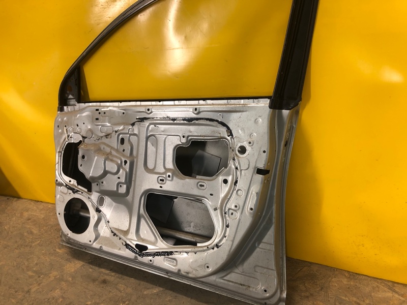 Дверь передняя правая AVENSIS 03-08