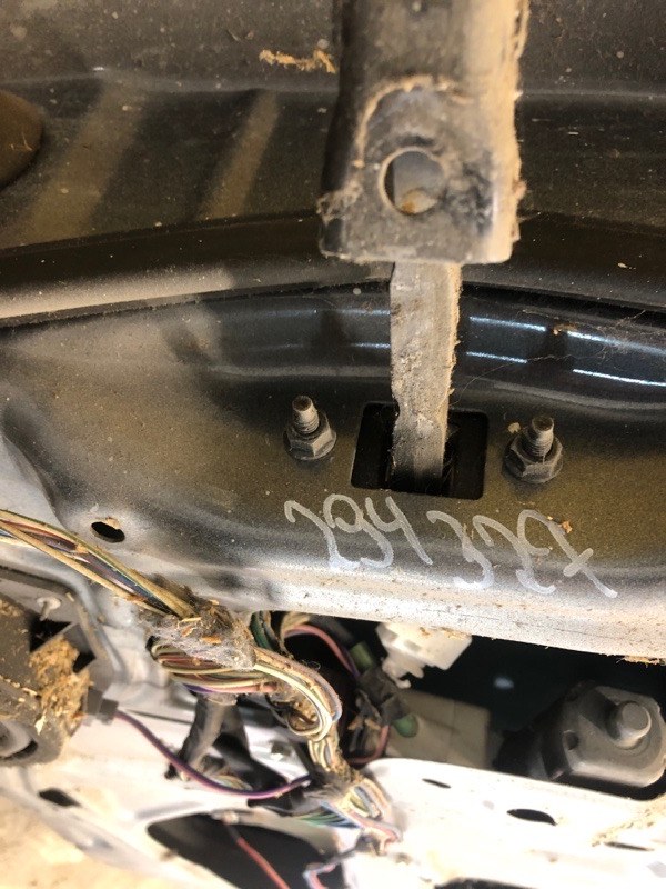 Ограничитель двери передний правый TOYOTA AVENSIS 03-08 68610-05040 Б/У