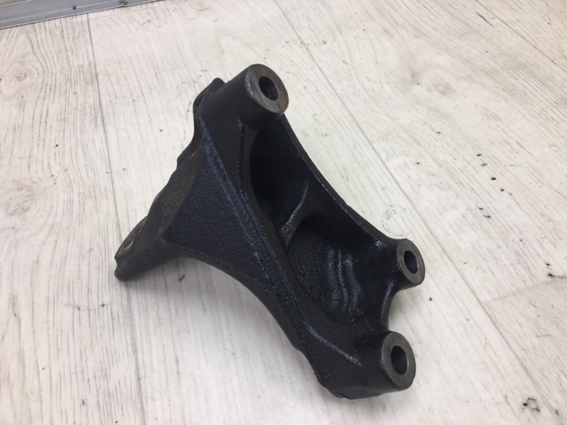 Кронштейн двигателя правый VENZA 09-16 2010 AGV10 2.7 1ARFE