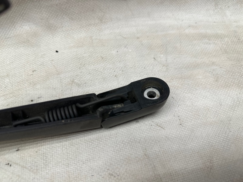 Поводок стеклоочистителя задний TRIBECA B10 07-13