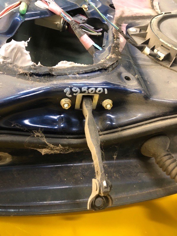 Ограничитель двери передний правый TOYOTA COROLLA 120 00-07 68610-12170 Б/У