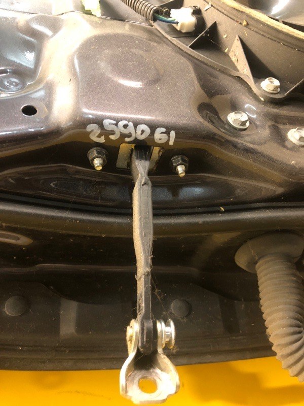 Ограничитель двери передний правый LEXUS ES350 06-12 68610-33081 Б/У