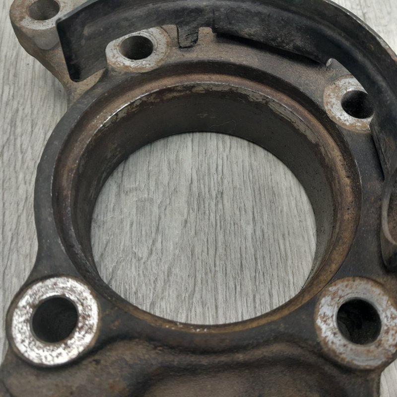 Кулак поворотный передний левый MITSUBISHI PAJERO 06-21