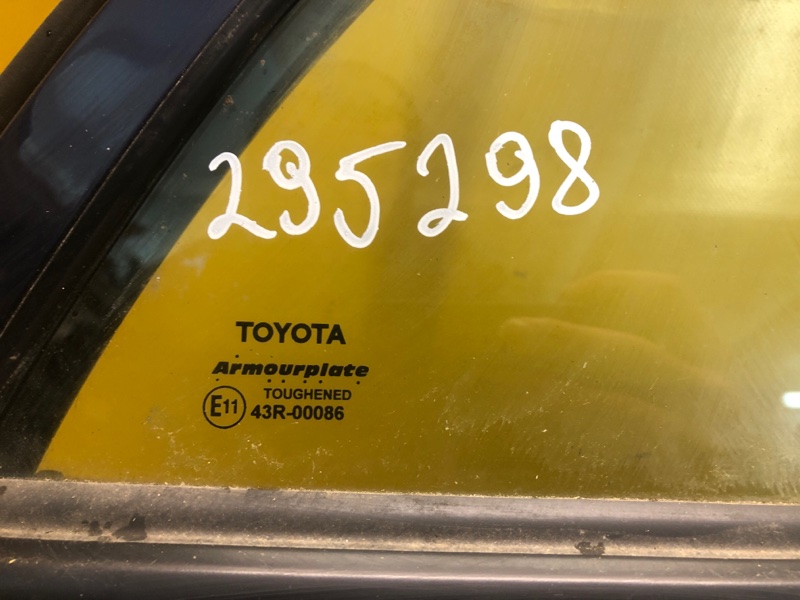 Стекло двери глухое заднее правое COROLLA 150 06-13