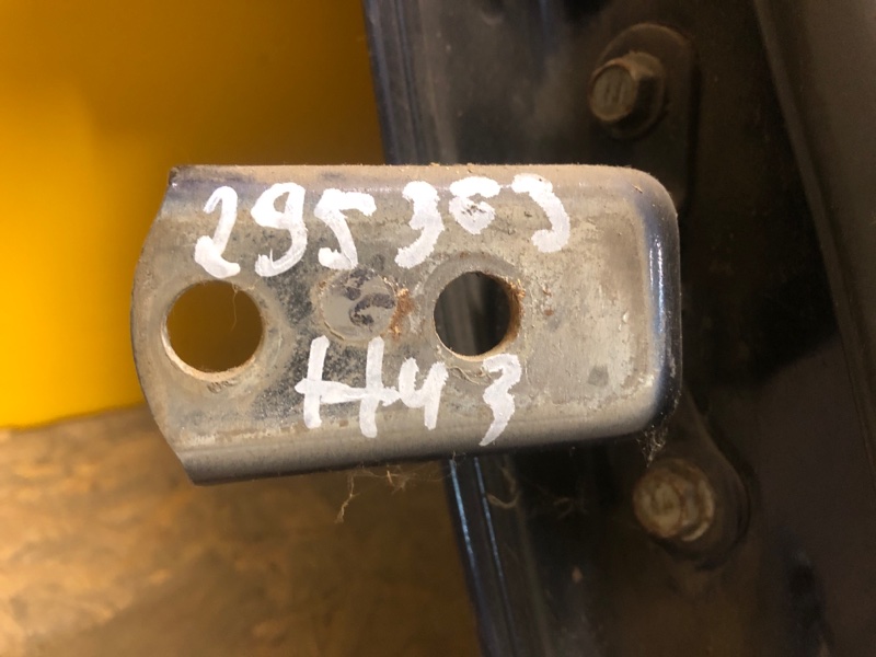 Петля двери нижняя задняя правая TOYOTA COROLLA 150 06-13 68770-52031 Б/У