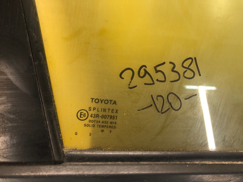 Стекло двери переднее правое COROLLA 120 00-07