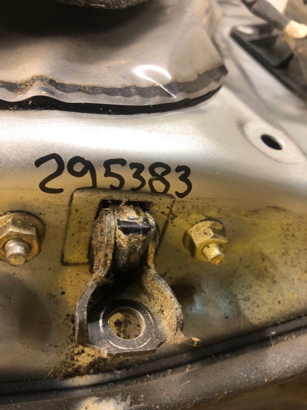 Ограничитель двери передний правый TOYOTA COROLLA 120 00-07 68610-12170 Б/У