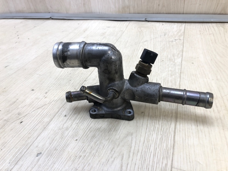 Фланец системы охлаждения KIA FORTE YD 12- 2.0 G4NC 256002E000 Б/У