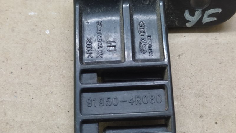 Кронштейн блока предохранителей левый SONATA YF 10-14 2012 2.4 G4KK Кронштейн блока предохранителей левый SONATA YF 10-14 2012 2.4 G4KK