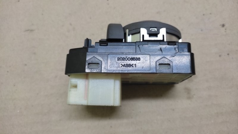 Блок управления зеркалами HYUNDAI SONATA YF 10-14 2.4 G4KK Блок управления зеркалами HYUNDAI SONATA YF 10-14 2.4 G4KK