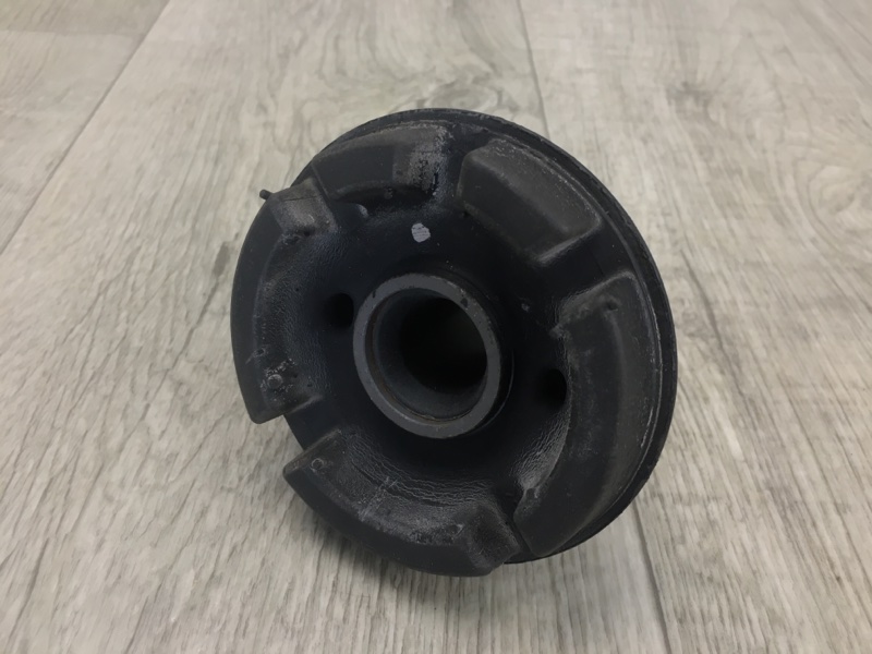 Сайлентблок задний правый TOYOTA CAMRY 50 12-15 ASV50 2.5 2AR-FE 52215-06120 новая