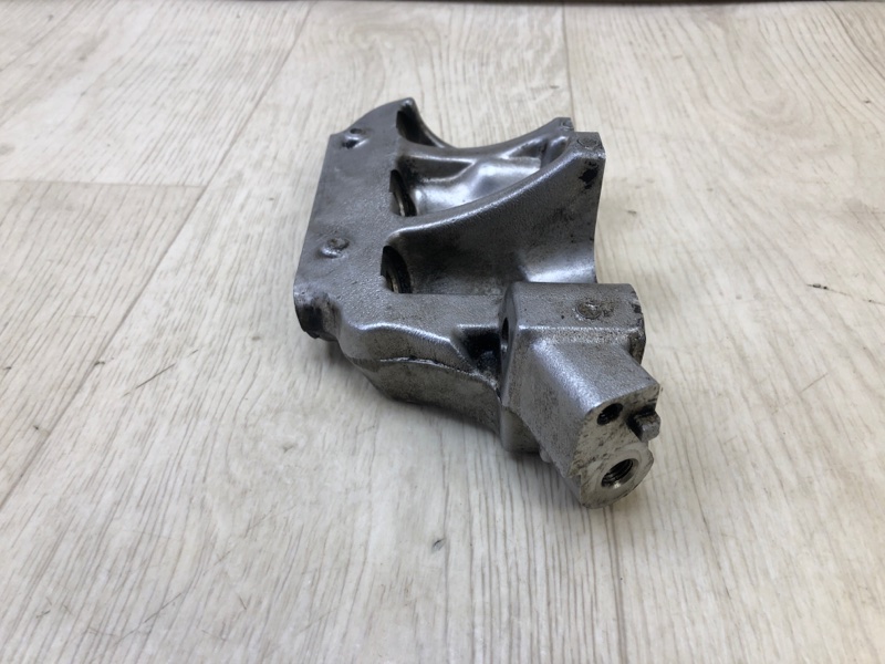 Кронштейн двигателя правый SOLARA 03-09 COUPE 2.4 2AZFE