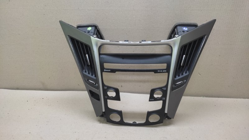 Накладка торпедо центр. HYUNDAI SONATA YF 10-14 2012 2.4 G4KK 84741-4R400YE3 Б/У