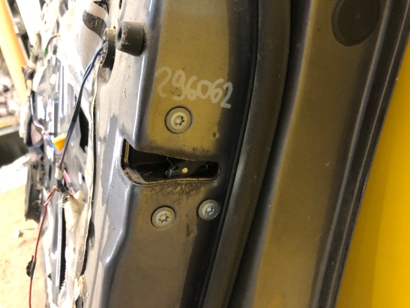 Запчасть замок двери передний правый TOYOTA AVENSIS 03-08 69030-02161 Б/У Замок двери передний правый TOYOTA AVENSIS 03-08 69030-02161 Б/У