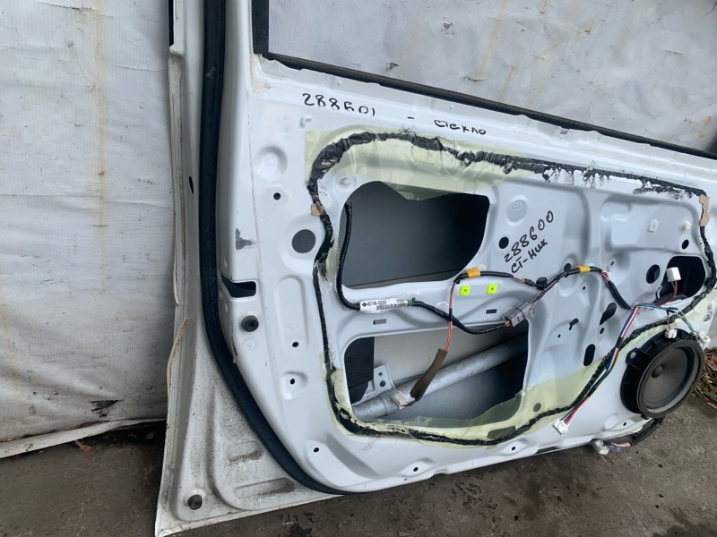 Дверь передняя левая YARIS 05–11 Дверь передняя левая YARIS 05–11