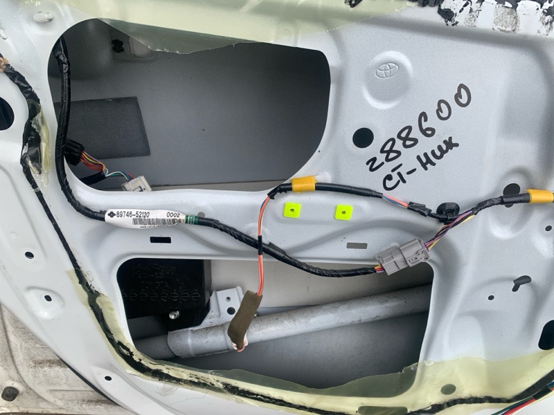 Дверь передняя левая YARIS 05–11 Дверь передняя левая YARIS 05–11