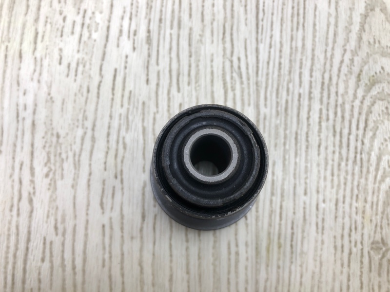 Сайлентблок передний GX470 02-09