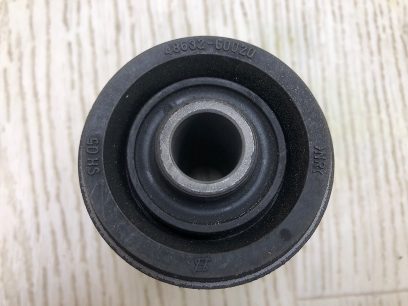 Сайлентблок передний GX470 02-09