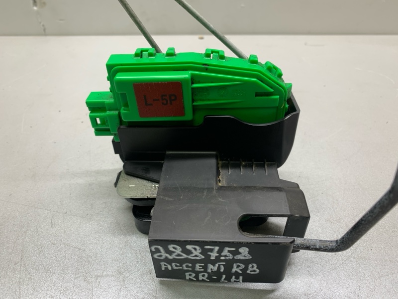 Запчасть замок двери задний левый HYUNDAI ACCENT RB 10- 814101R030 Б/У Замок двери задний левый HYUNDAI ACCENT RB 10- 814101R030 Б/У