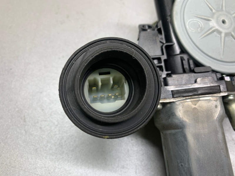 Стеклоподъемник передний левый YARIS 05–11