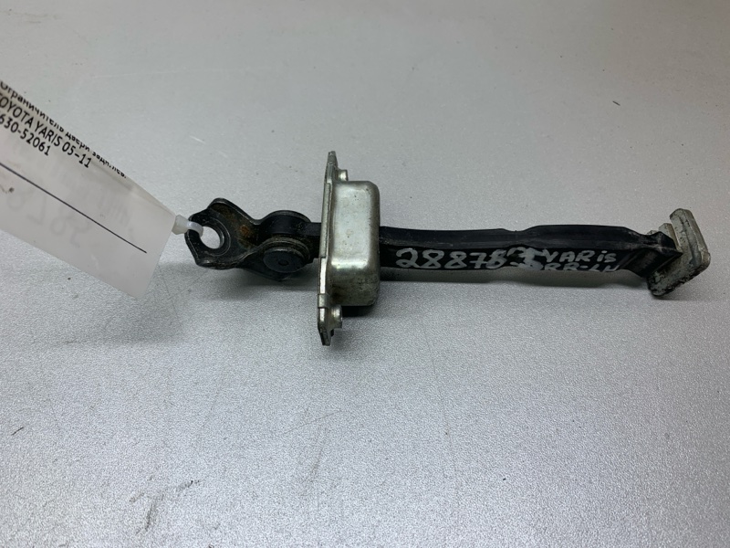 Ограничитель двери задний левый TOYOTA YARIS 05–11 68630-52061 Б/У
