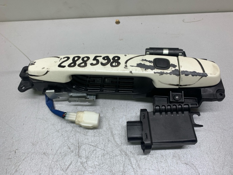 Запчасть ручка двери наружная передняя левая TOYOTA YARIS 05–11 69211-12220-R5 Б/У Ручка двери наружная передняя левая TOYOTA YARIS 05–11 69211-12220-R5 Б/У