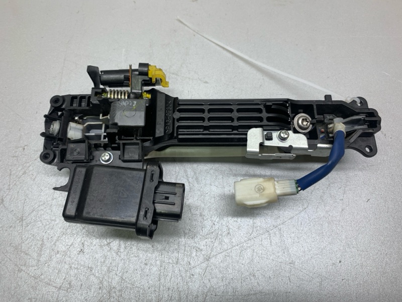 Ручка двери наружная передняя левая TOYOTA YARIS 05–11 Ручка двери наружная передняя левая TOYOTA YARIS 05–11