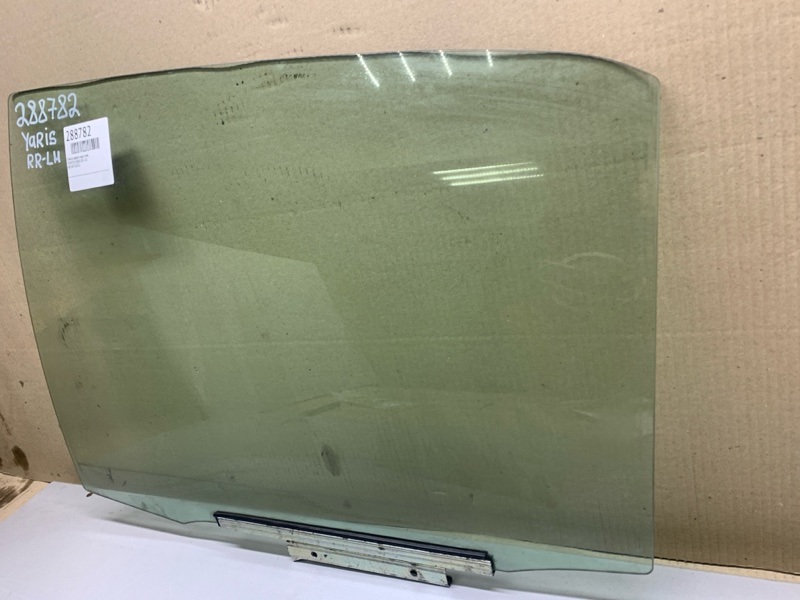 Стекло двери заднее левое TOYOTA YARIS 05–11 Стекло двери заднее левое TOYOTA YARIS 05–11