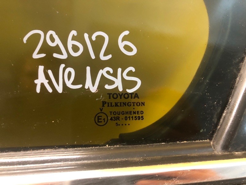 Стекло двери глухое заднее левое AVENSIS 08-18