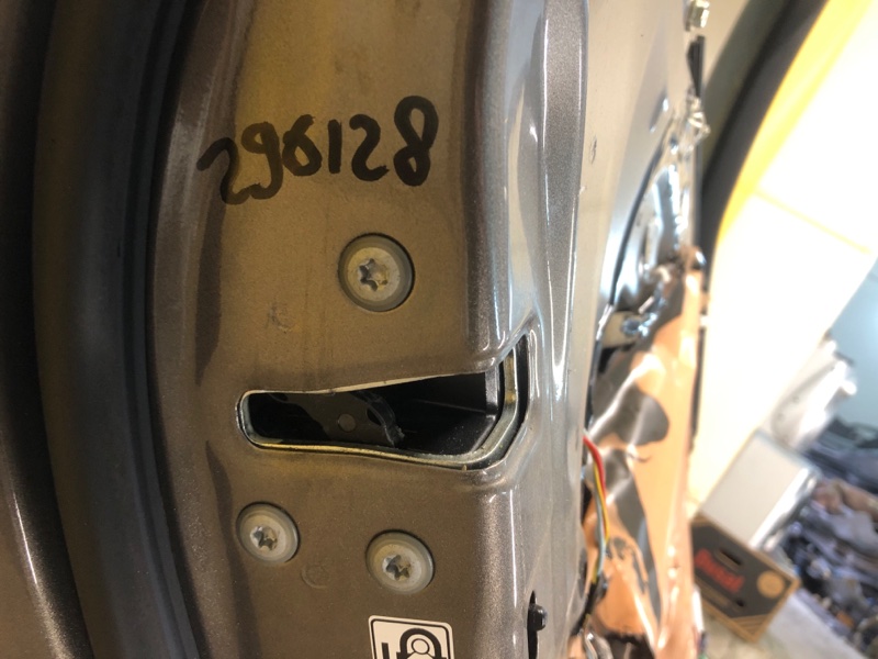 Запчасть замок двери задний левый TOYOTA AVENSIS 08-18 69060-05050 Б/У Замок двери задний левый TOYOTA AVENSIS 08-18 69060-05050 Б/У