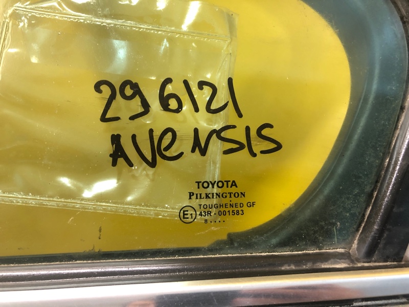 Стекло двери глухое заднее левое AVENSIS 08-18