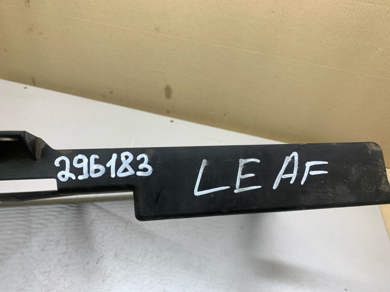 Дефлектор радиатора LEAF 10-17