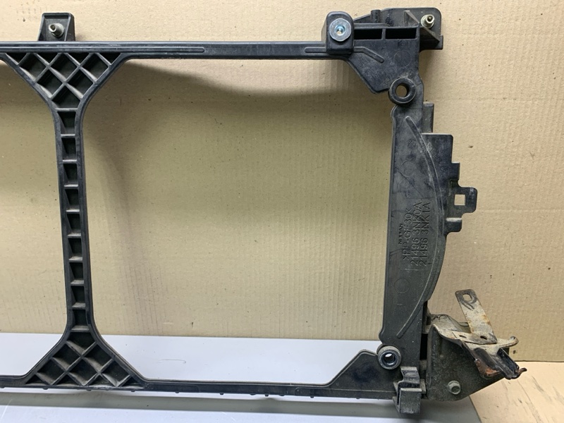 Дефлектор радиатора LEAF 10-17