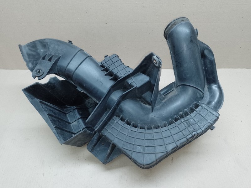 Резонатор воздушного фильтра MAZDA 3 BK 03-08 2006 BK 2.3 L3 LF50-13-201B Б/У