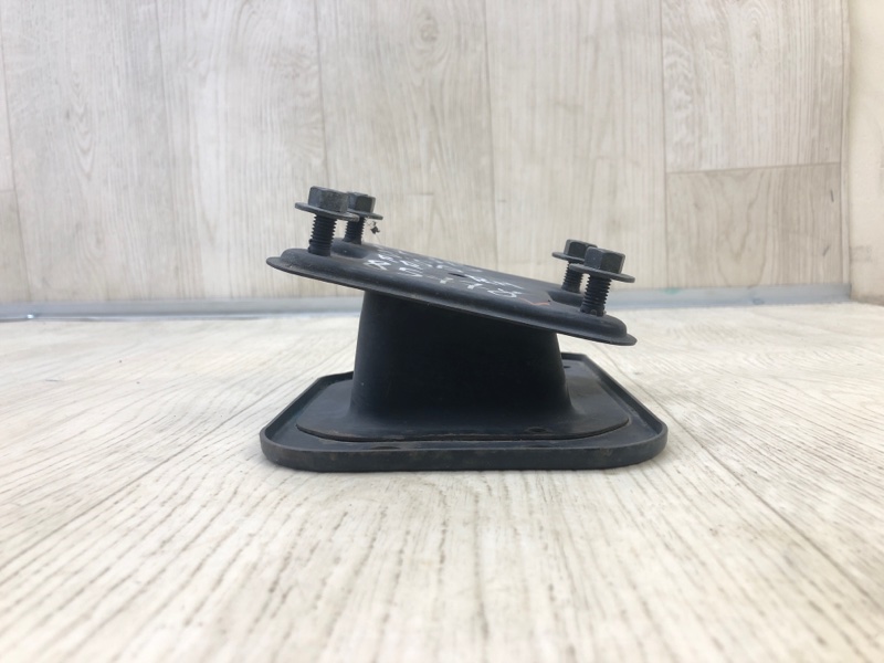 Кронштейн усилителя заднего бампера правый INFINITI FX S50 03-08 S50 3.5 VQ35DE