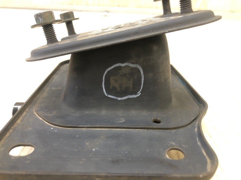 Кронштейн усилителя заднего бампера правый FX S50 03-08 S50 3.5 VQ35DE