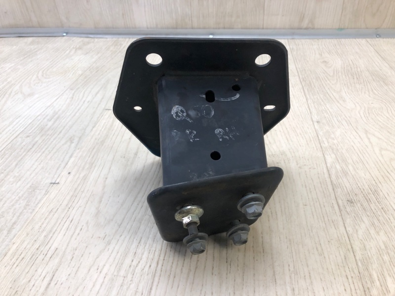 Кронштейн усилителя заднего бампера правый INFINITI Q60 16-20 852105CA0A Б/У