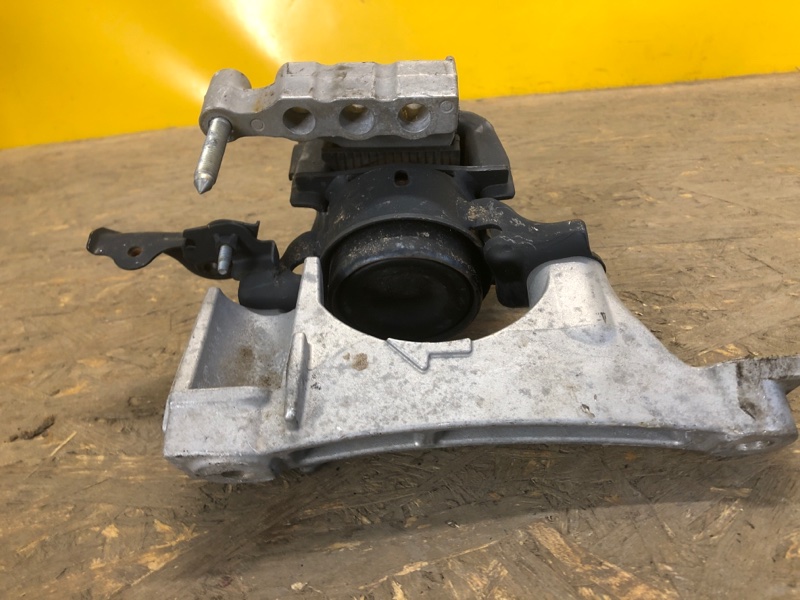 Подушка двигателя правая RAV4 18-