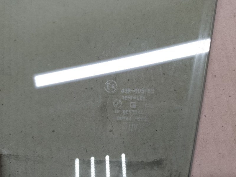 Стекло двери переднее правое SWIFT 04-11