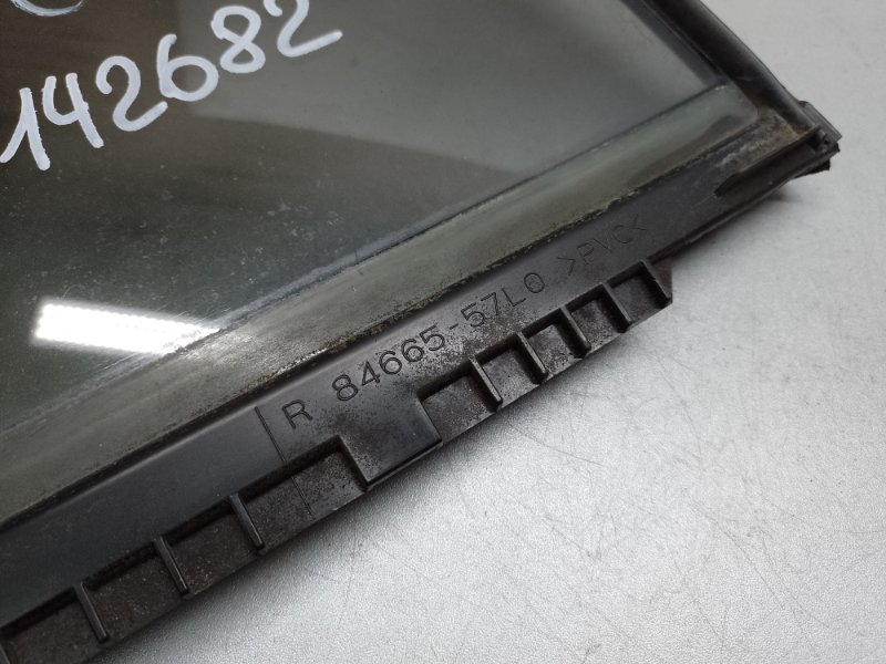 Стекло двери глухое заднее правое SUZUKI KIZASHI 09-14 Седан 2.4