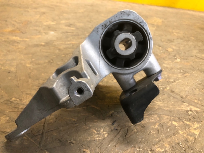 Подушка двигателя RAV4 00-05