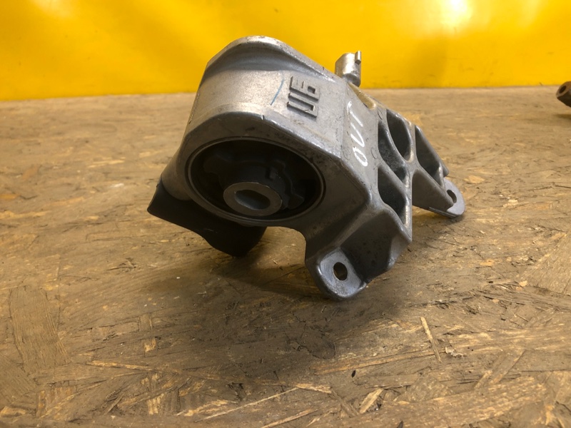 Подушка двигателя RAV4 00-05