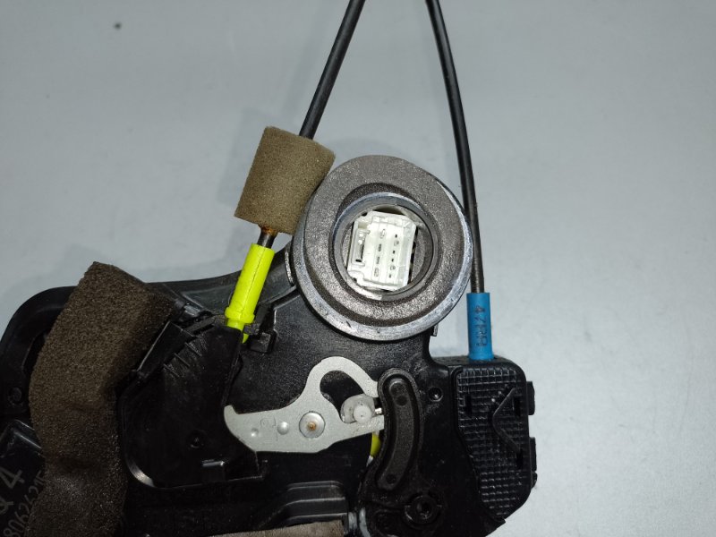 Замок двери задний левый LEXUS IS250/350 05-13