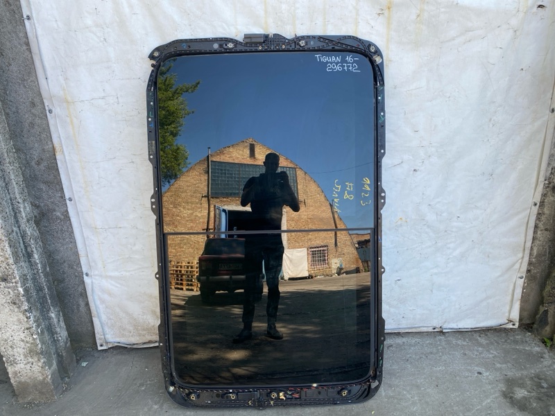 Стекло панорамной крыши VOLKSWAGEN TIGUAN 16-23 5NN 877 049 A Б/У