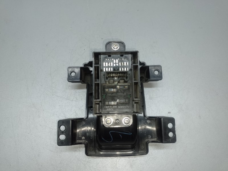 Кнопка стояночного тормоза LEAF 10-17