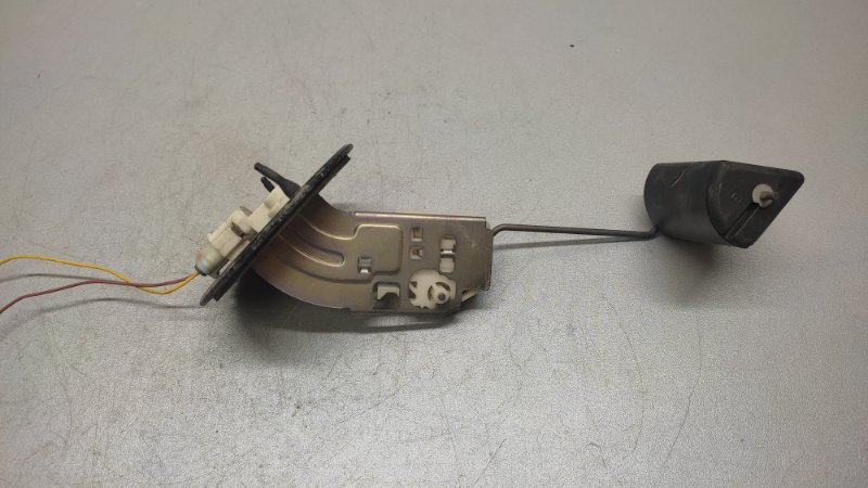 Датчик уровня топлива RAV4 13-19