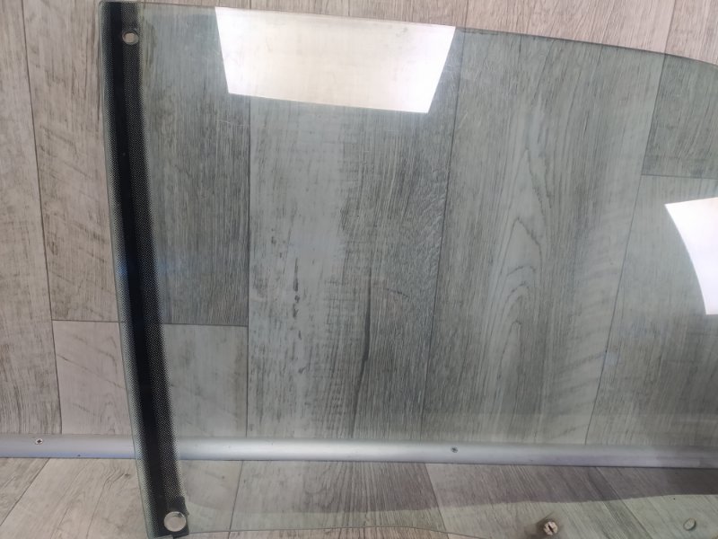 Стекло двери переднее правое 626 GD 87-91